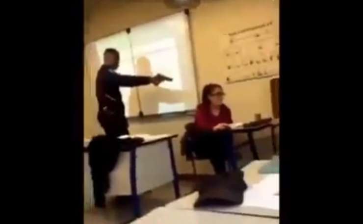 Francija je ogorčena: 15-letnik je učiteljici grozil s "pištolo" (VIDEO)