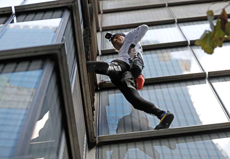 "Spiderman" splezal na 217 metrov visoko stolpnico in končal za rešetkami