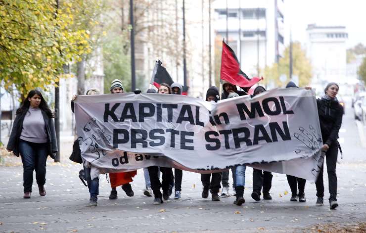 Protestniki Besni Na Jankovica Serif Zoki Razprodaja Cloveka Foto Revija Reporter