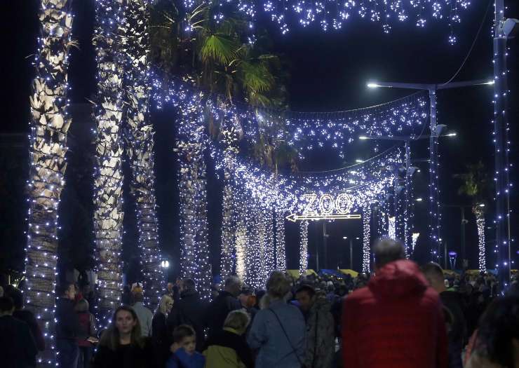 FOTO: To so lučke, za katere je koprski župan Popovič plačal kar pol milijona evrov