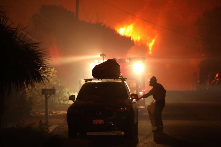 Pekel v Kaliforniji: celo mesto izginilo v požaru, evakuiranih 150.000 ljudi (FOTO)