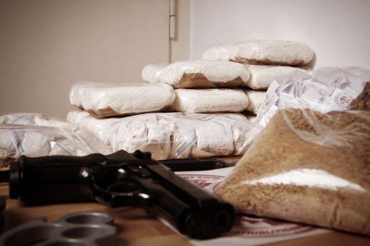 Trgovina z mamili: zasegli kokain, pištole in 160.000 evrov, pet osumljenih v priporu