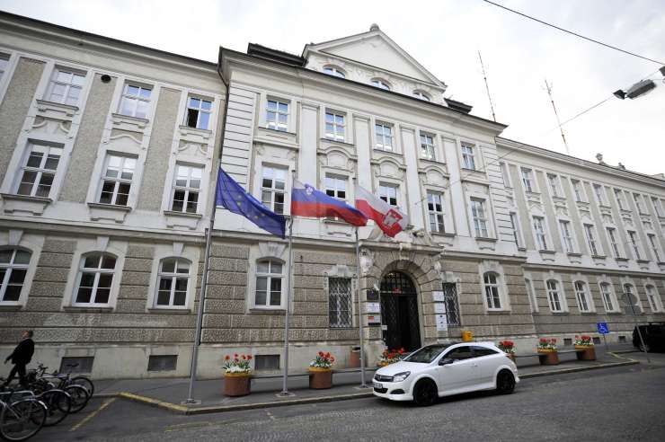 Mariborsko občino izpraznili, v akcijo so šli policisti in gasilci