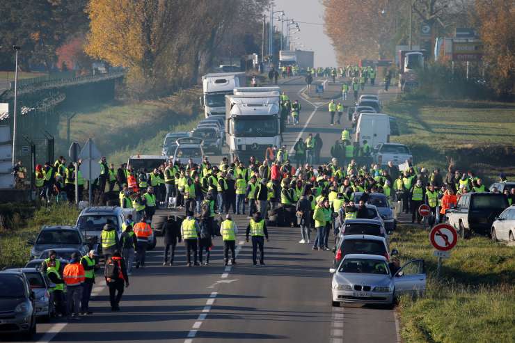 Množični protesti zaradi cen goriva v Franciji zahtevali smrtno žrtev