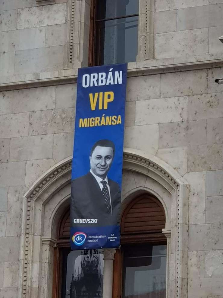 Transparent na madžarskem parlamentu: "Gruevski, Orbanov VIP migrant"