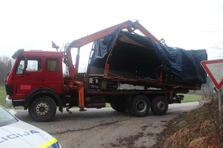 Tovornjakar pri Črnomlju z dvigalom trgal kable, lomil drogove in drevesa ter poškodoval strehe (FOTO)