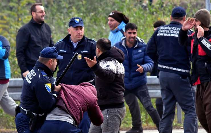 Migranti trdijo, da so jih hrvaški policisti pretepli, jih oropali in jih vrnili v BiH