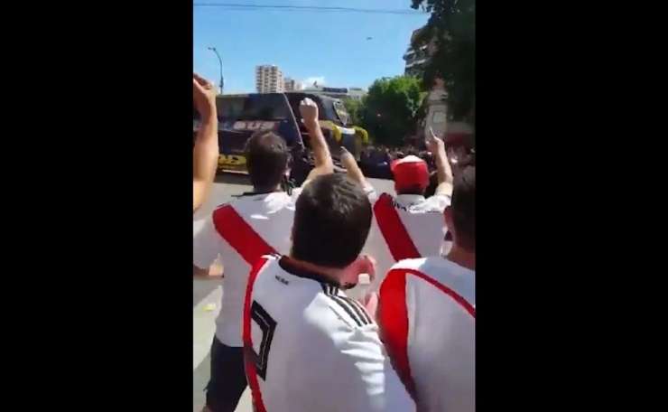 Kaos v Buenos Airesu: navijači Riverja napadli avtobus Boce, nogometaši vdihavali solzivec (VIDEO)