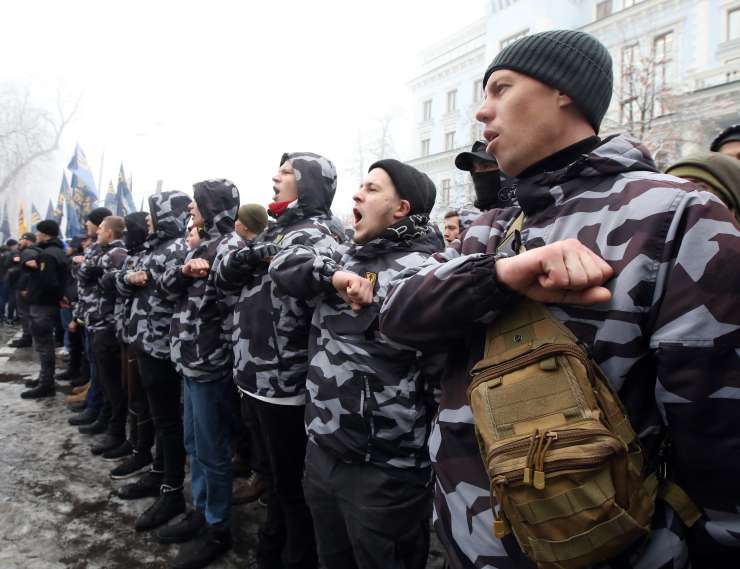"Ukrajini grozi prava vojna z Rusijo," ob uvedbi vojnega stanja svari Porošenko