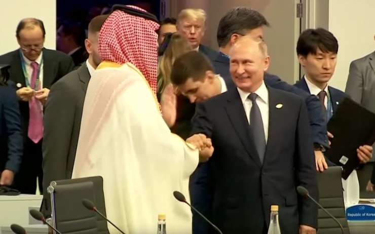 Nekaterim ni mar za umorjenega novinarja: Putin se je še posebej veselo pozdravljal s savdskim princem (VIDEO)