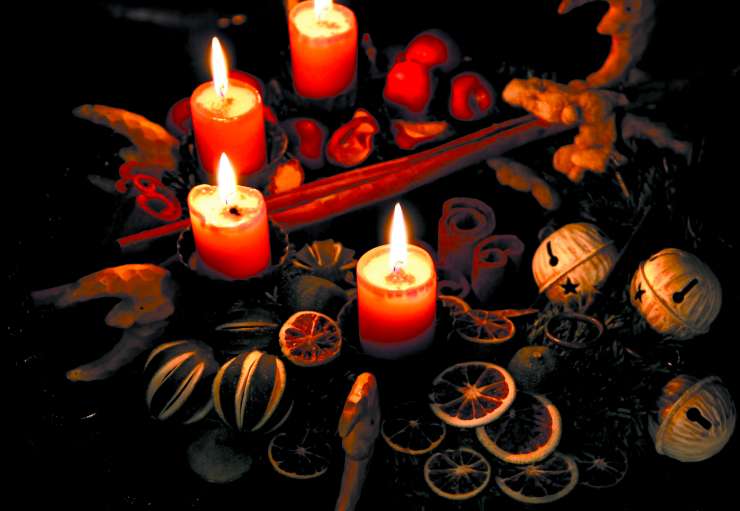 Previdno s svečami v adventnih vencih