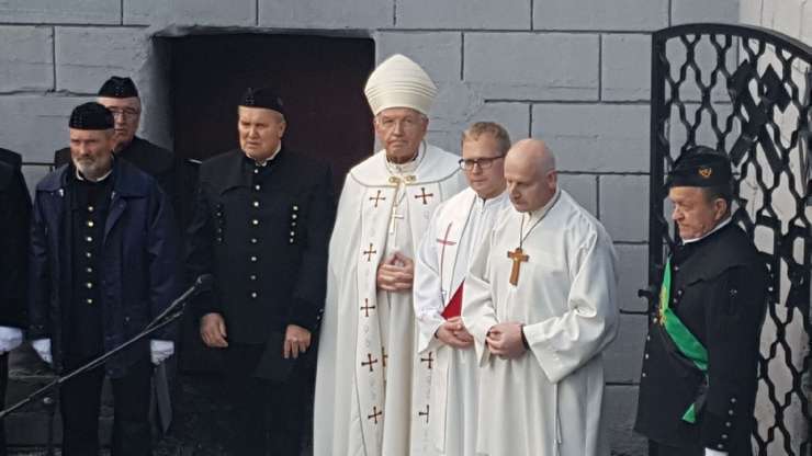 Nadškof dr. Anton Stres blagoslovil kip zavetnice rudarjev