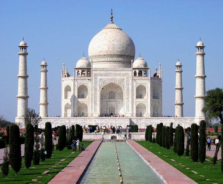 Policija s fračami odganja opice, ki napadajo turiste pri Tadž Mahalu