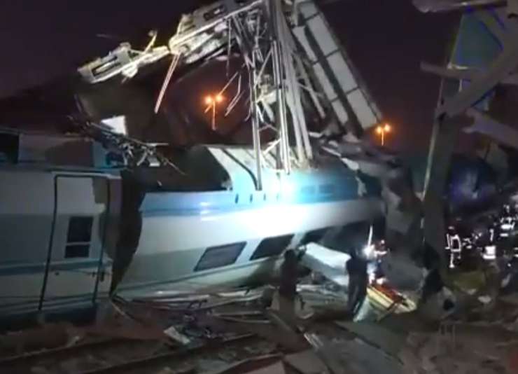 Huda železniška nesreča v Ankari: štirje mrtvi in kopica ranjenih