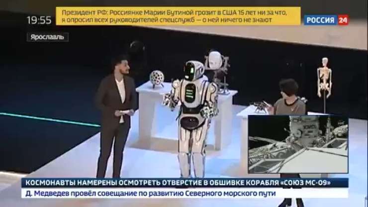 Robot na ruski televiziji v resnici moški v kostumu