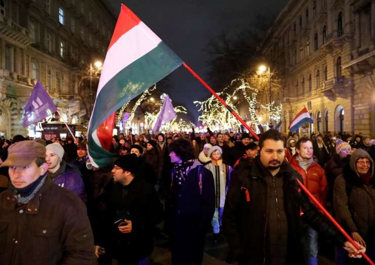 V Budimpešti množica za in proti Orbanu: volitve bodo tesne
