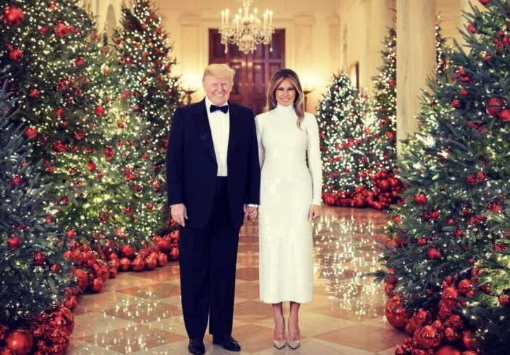 FOTO in VIDEO: Melania in Donald Trump voščita srečen božič Američanom