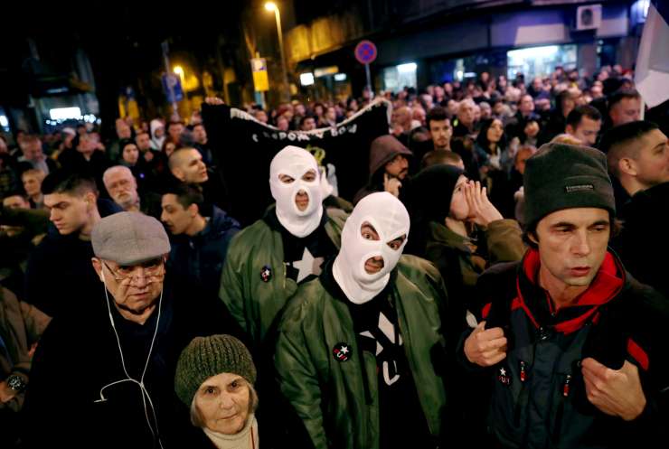 Na protivladnih protestih v Beogradu zaradi velikonočnih praznikov manj ljudi