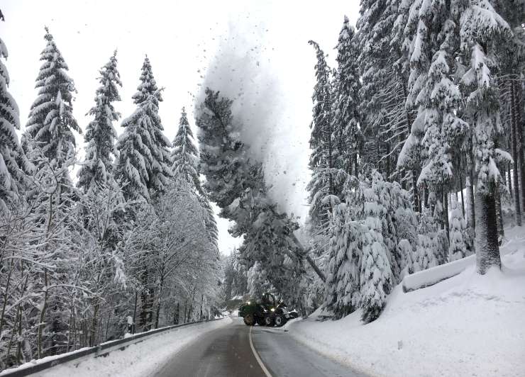 Zima kaže zobe Avstrijcem, Nemcem in Švicarjem: zaprte ceste, odpovedani leti in smrtne žrtve