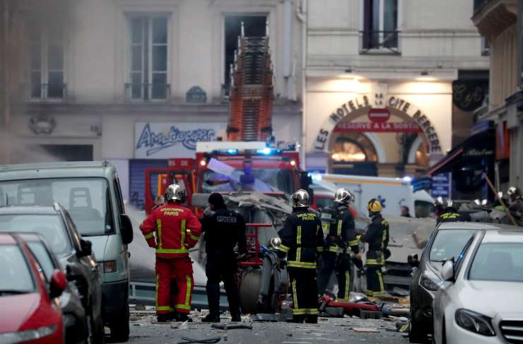 Silovita eksplozija v pariški pekarni, umrli so dva gasilca in španska turistka (FOTO)