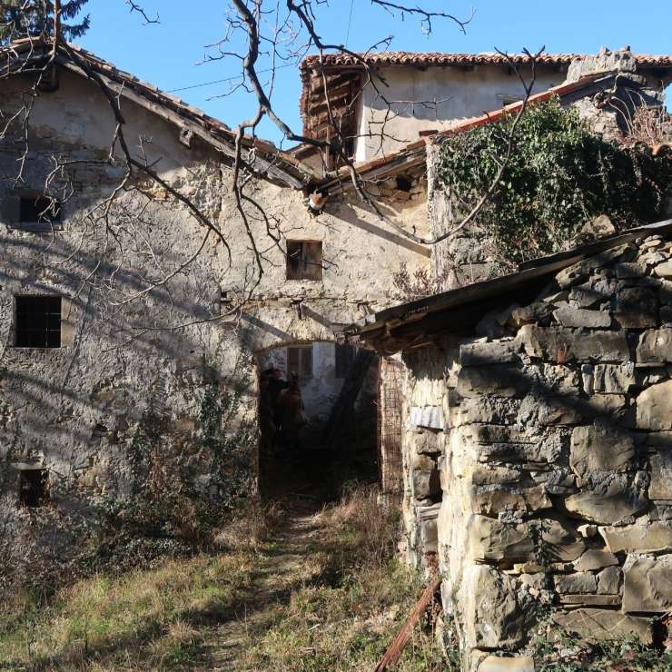 Resničnostni šov o obnovi vasice iz Goriških Brd še ni gotov: producenti še niso kupili vseh hiš