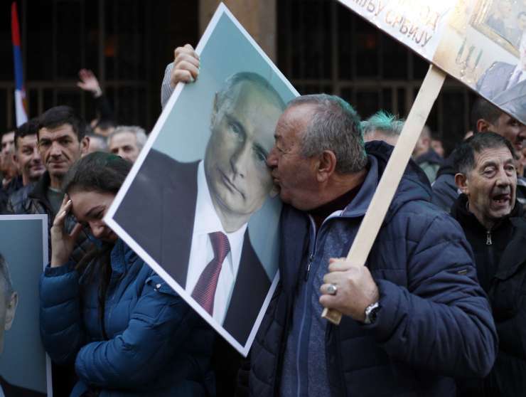 To je voditelj, ki ga hočejo Srbi: Putina v Beogradu pozdravilo 120.000 ljudi (FOTO in VIDEO)