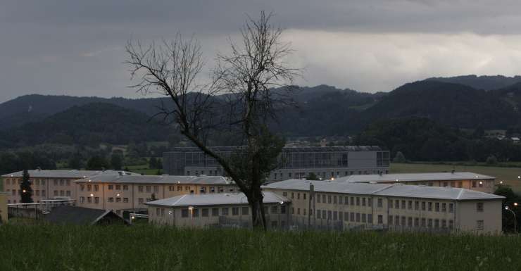 Iz zaporov začasno izpustili 114 obsojencev, največ z Doba; na prostosti tudi Bavčar in Šrot (TABELA)