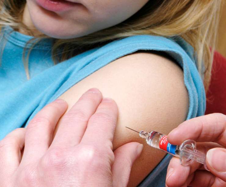 V Latviji cepljenje obvezno za nekatere poklice, delodajalci bodo lahko necepljene odpuščali