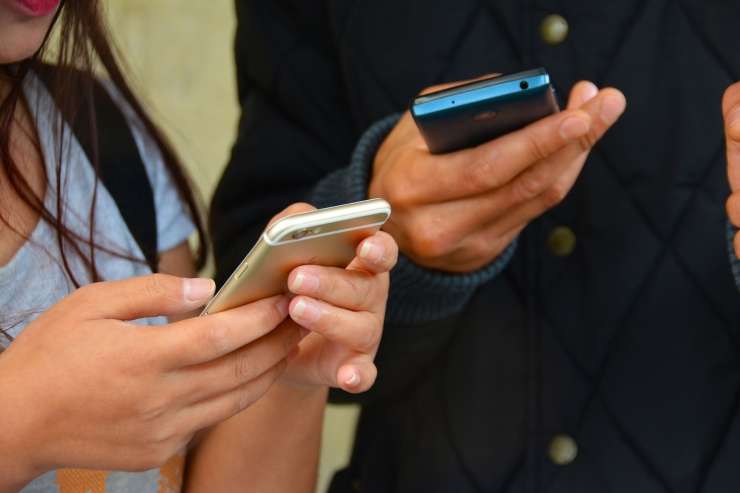Japonsko mesto prepovedalo uporabo mobilnega telefona med hojo