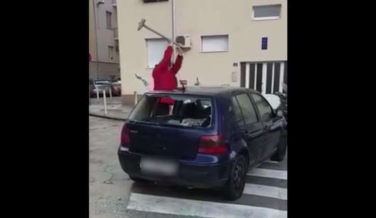 Poglejte, kako je pobesneli moški sredi Splita z macolo uničil avtomobil (FOTO)