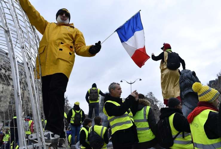 Na francoskih ulicah znova več deset tisoč rumenih jopičev, 26 aretiranih