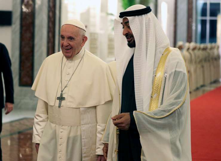 Razkošen sprejem za odvetnika revnih: papež Frančišek v arabski monarhiji