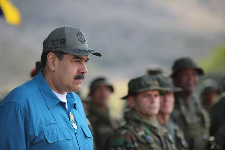 Ljudstvo mu strada in umira v pomanjkanju, a Maduro še kar zavrača pomoč iz tujine