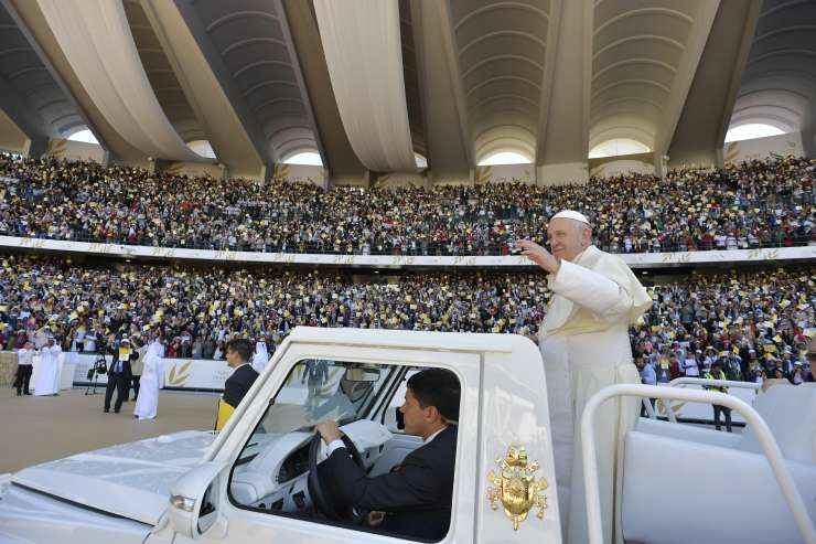 Papež na Arabskem polotoku pred 120.000 kristjani: Bog svojih ne pušča na cedilu