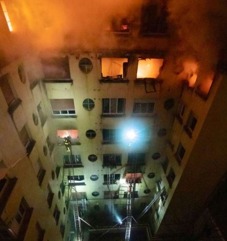 Smrtonosen požar v Parizu terjal najmanj osem življenj; ljudje so čez strehe bežali pred ognjem