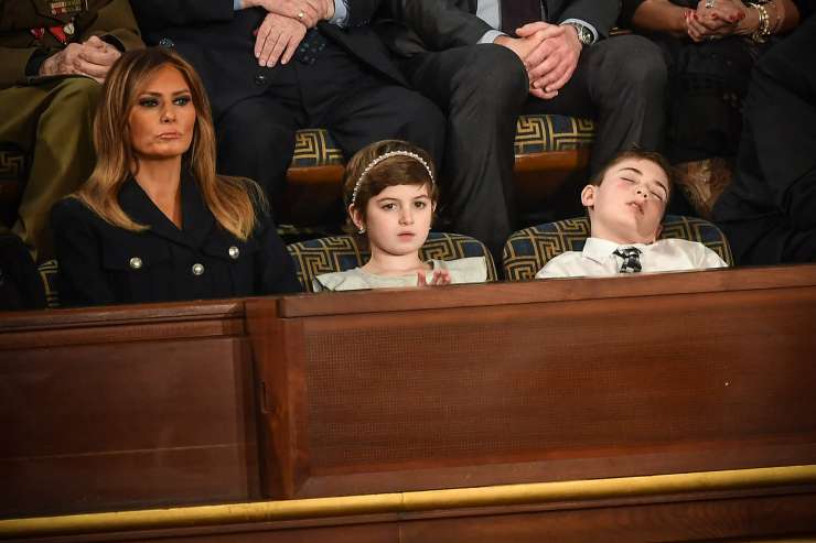 Nerodno: Deček, ki ga je Melania z velikim pompom pripeljala v kongres, je sredi Trumpovega govora zaspal (FOTO)