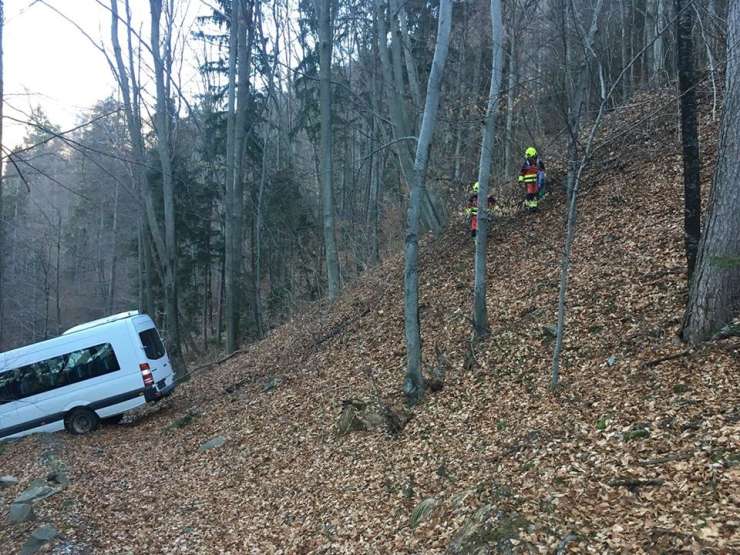 Srhljivka pri Cerknem: minibus s šolarji odbilo s ceste, po 30 metrih drsenja so ga ustavila drevesa