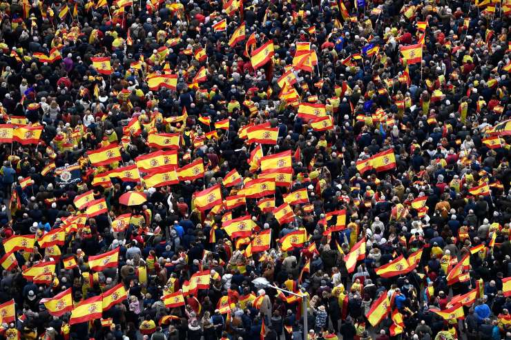 Španci množično na ulice proti socialistični vladi: "Za enotno Španijo: volitve zdaj!"