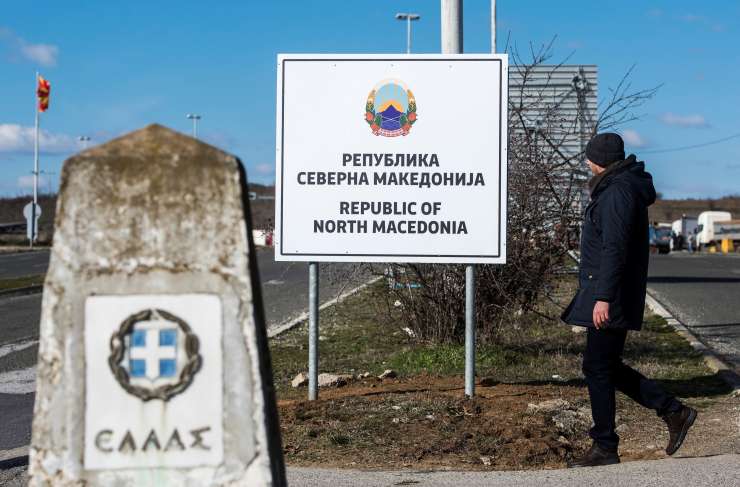 Makedonci na meji že postavljajo table z imenom Republika Severna Makedonija