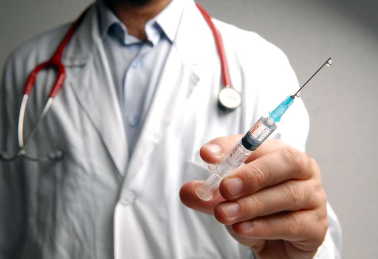 Zaradi navala na cepivo proti gripi bodo prednost dobile rizične skupine