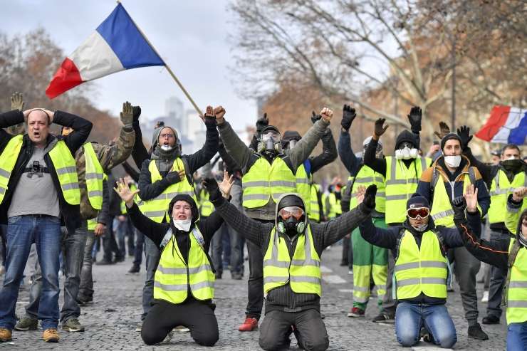 Policija v Strasbourgu s solzivcem ustavila rumene jopiče, ki so hoteli priti pred Evropski parlament