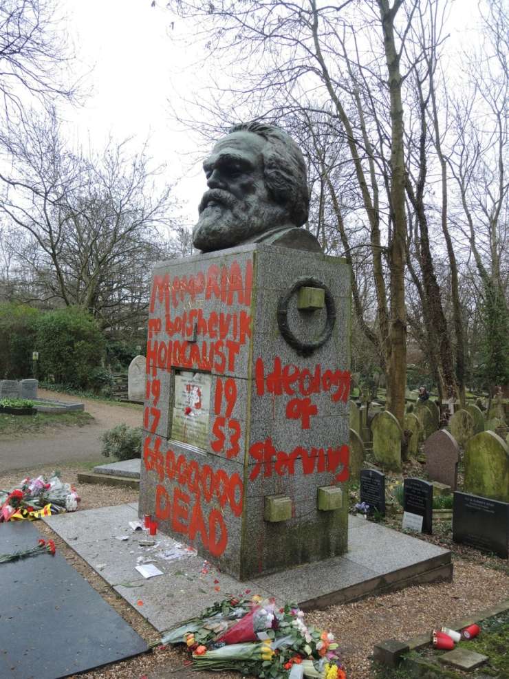 Grafiti na Marxovem grobu: "Doktrina sovraštva" in "arhitekt genocida" (FOTO)