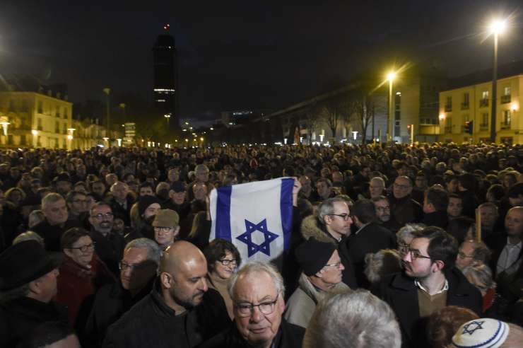 Več tisoč ljudi na protestih proti antisemitizmu v Franciji