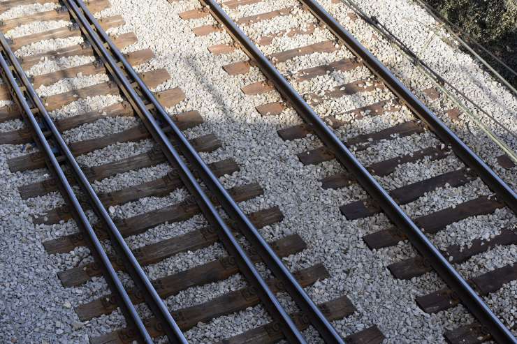 Tragična smrt najstnice v Mariboru: dekleti sta se fotografirali med tiri, ko je pridrvel vlak