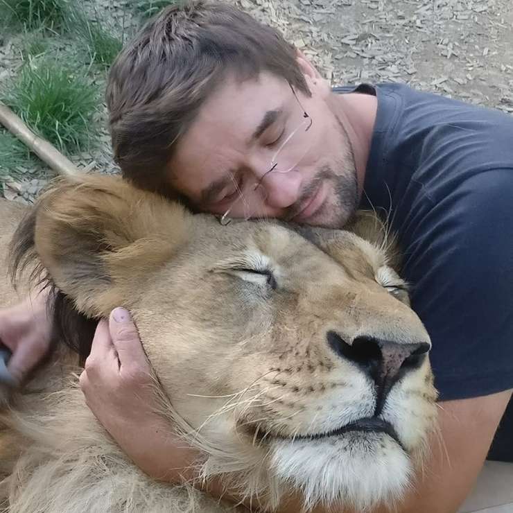 Čeh je imel leva za hišnega ljubljenca, a zver je zver in nazadnje ga je ubila (VIDEO)