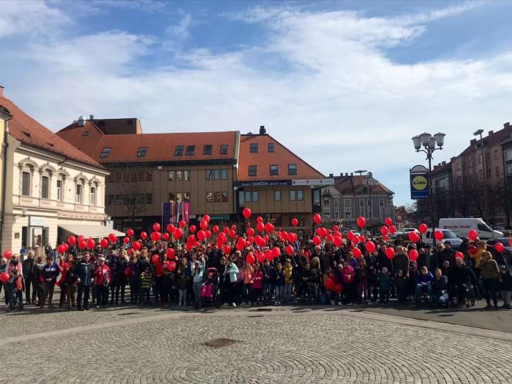 Z rdečimi baloni na pohod za otroke s posebnimi potrebami (FOTO in VIDEO)