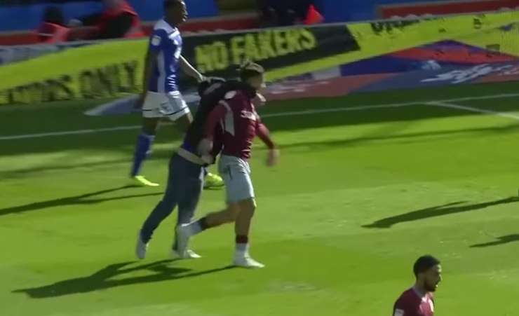 Navijač stekel na zelenico in udaril nogometaša; ta se je maščeval z zmagovitim zadetkom (VIDEO)