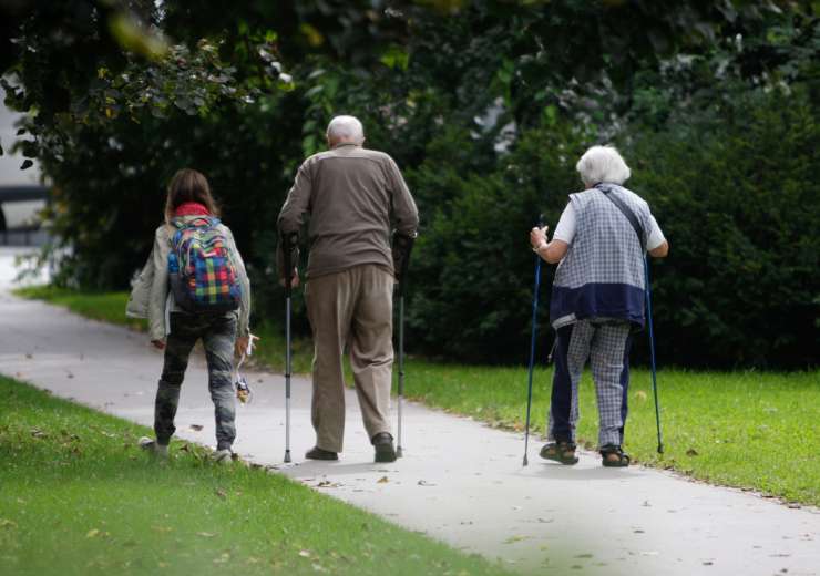 Dvig upokojitvene starosti na 67 let, ministrstvo obljublja dvig pokojnin