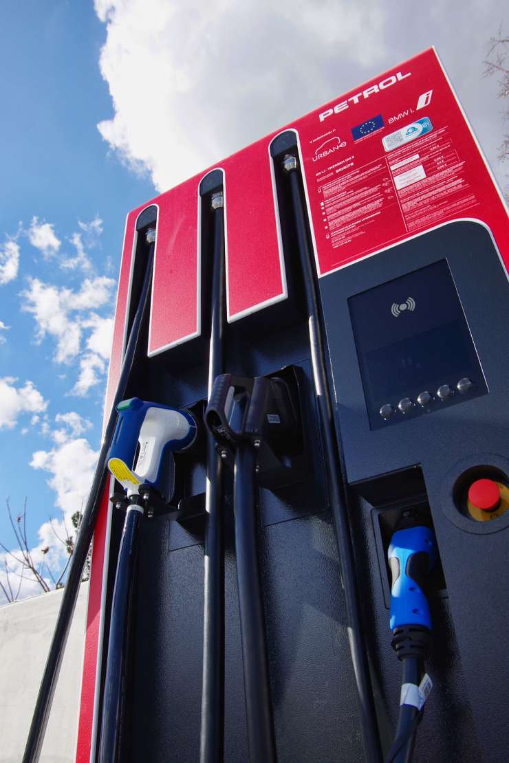 Petrol odprl prvo javno mini vozlišče za hitro polnjenje električnih vozil v Sloveniji