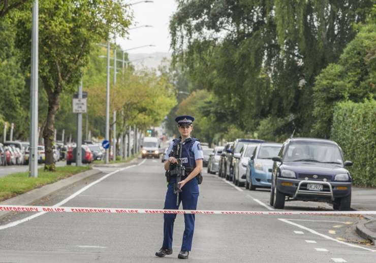 V terorističnem napadu na mošeji na Novi Zelandiji ubitih 49 ljudi